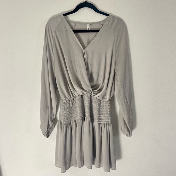 Gorgeous GLAM short light grey dress , small .v-neck , buttoned . Long sleeves - Picture 4 of 9